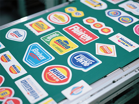 Millaista laserohjainta voidaan käyttää itseliimautuvaan laserleikkaukseen